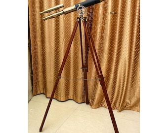Telescopio de latón de doble cañón con trípode de madera y cuero negro, acabado antiguo, ideal para decoración del hogar.