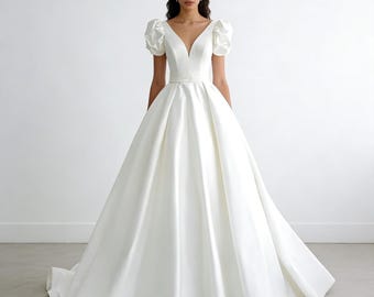 Elegancka satynowa suknia ślubna z dekoltem w serek i bufiastymi rękawami | Klasyczna suknia ślubna w kształcie litery A | Ponadczasowa biała suknia balowa z trenem