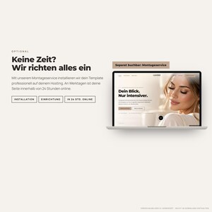 Puede incluir: Una pantalla de port&aacute;til muestra la interfaz de un sitio web con el retrato de una persona y el texto "Dein Blick. Nur intensiver." El texto circundante incluye "Keine Zeit? Wir richten alles ein" y "Separat buchbar: Montageservice."