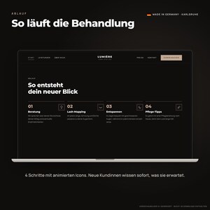 Puede incluir: Una pantalla de port&aacute;til que muestra la interfaz negra del sitio web de Lumi&egrave;re Lash Atelier. La p&aacute;gina titulada So l&auml;uft die Behandlung describe un proceso de cuatro pasos: Beratung, Lash-Mapping, Entspannen y Pflege-Tipps, cada uno con un icono.