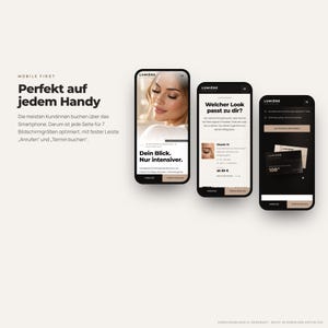 Puede incluir: Tres pantallas de tel&eacute;fono m&oacute;vil que muestran el sitio web de Lumiere Lash Atelier. Las pantallas presentan un retrato, descripciones de servicios con el texto 'Welcher Look passt zu dir?' y un gr&aacute;fico de tarjeta de regalo con '100&euro;'.