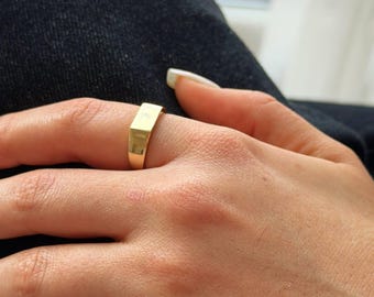 Gold Rectangular Signet Ring for Women – Engraveable Personalized Jewelry – Unisex Rectangle Ring