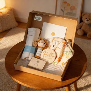 Personlig presentask till bebis med namnkorg och nappklämma, present till nyblivna föräldrar