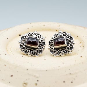 Oorbellen met granaat en sterling zilver | Handgemaakte sieraden uit Taxco, Mexico | Ambachtelijke Mexicaanse oorbellen | Oorbellen met edelstenen