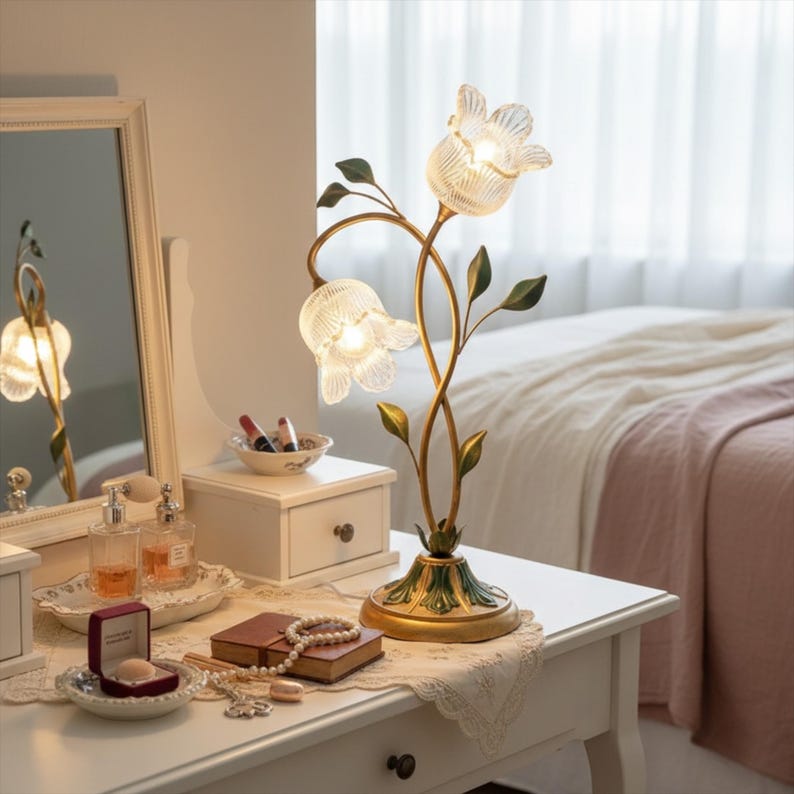 Lámpara de mesa vintage con flores y pantallas de cristal, base de metal dorado, luz decorativa para dormitorio y sala de estar.