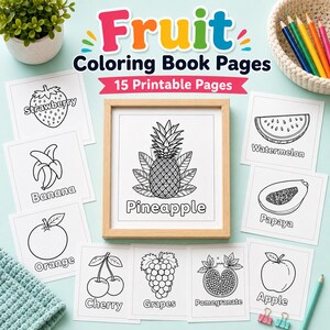 K&ouml;nnte beinhalten: Ein Set aus 15 ausdruckbaren Obst-Malbuchseiten mit schwarz-wei&szlig;en Strichzeichnungen von Erdbeere, Banane, Orange, Kirsche, Weintrauben, Granatapfel, Apfel, Wassermelone, Papaya und einer Ananas, zentriert in einem Holzrahmen.