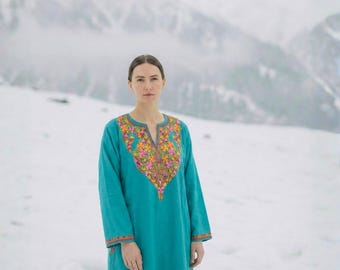 Vestido Boho de Inverno em Lã Fina Kashmiri Azul Turquesa com Bordado Aari Floral à Mão