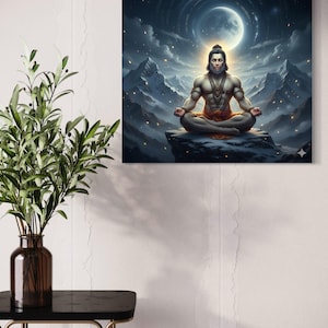 Può includere: Stampa d'arte digitale raffigurante una figura che medita nella posizione del loto su una roccia, sullo sfondo di montagne, nuvole e luna piena. La figura è muscolosa, indossa abiti arancioni e dorati e gioielli. Tema celeste.