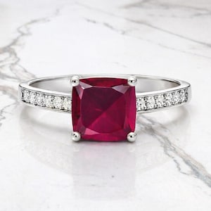 Kussengeslepen robijnrode ring | Sterlingzilver, diamantaccentband
