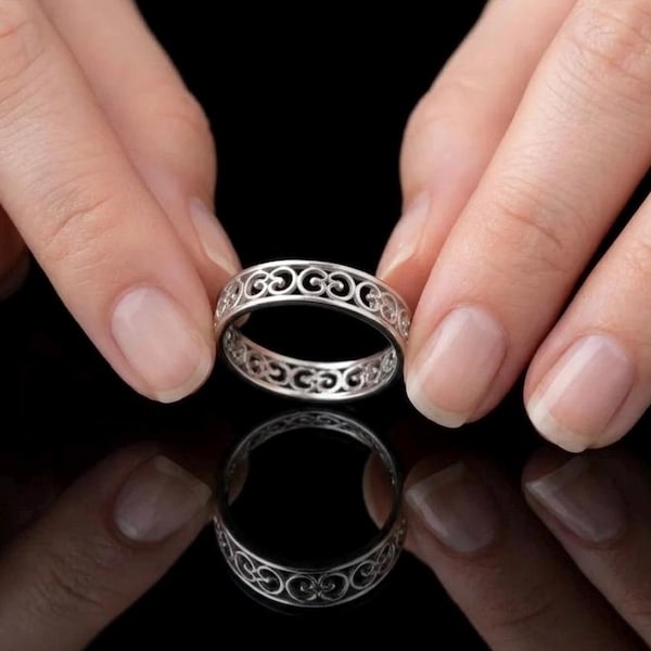 Anello a fascia eternity in argento sterling con filigrana e volute – Stile boho con vortici celtici
