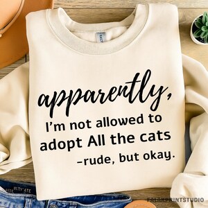 Roligt kattcitat PNG SVG för tröjor, hoodies, kattmamma-tröja, tydligen får jag inte adoptera alla katter, oförskämt men okej