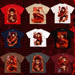 Puede incluir: Una colección de camisetas gráficas en varios colores, incluyendo rojo, beige, blanco, azul marino, negro, marrón, gris y granate. Cada camiseta presenta una ilustración de estilo anime de un personaje con una espada y llamas. Algunas camisetas tienen texto japonés.