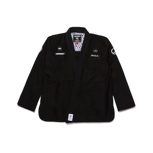 Op de afbeelding: Zwarte vechtsport gi met lange mouwen. De gi heeft de merknaam "RVCA" en andere patches. De binnenkraag heeft een wit en zwart patroon. De gi is ontworpen voor vechtsporttraining en -competitie.