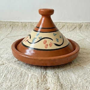 Pot à tajine marocain fait main en céramique | Plat de cuisine et de service à tajine | Cadeau de pendaison de crémaillère pour elle Tajine en terre cuite fait main pour chef image 9
