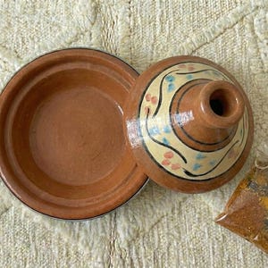 Pot à tajine marocain fait main en céramique | Plat de cuisine et de service à tajine | Cadeau de pendaison de crémaillère pour elle Tajine en terre cuite fait main pour chef image 3