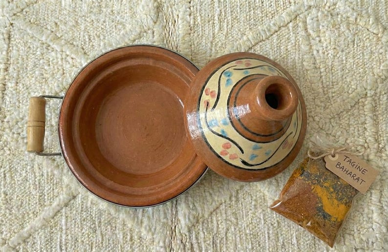 Pot à tajine marocain fait main en céramique | Plat de cuisine et de service à tajine | Cadeau de pendaison de crémaillère pour elle Tajine en terre cuite fait main pour chef image 3