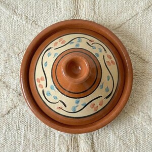 Pot à tajine marocain fait main en céramique | Plat de cuisine et de service à tajine | Cadeau de pendaison de crémaillère pour elle Tajine en terre cuite fait main pour chef image 5