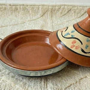 Pot à tajine marocain fait main en céramique | Plat de cuisine et de service à tajine | Cadeau de pendaison de crémaillère pour elle Tajine en terre cuite fait main pour chef image 4
