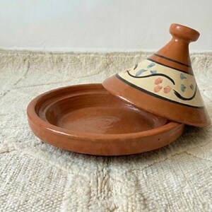 Pot à tajine marocain fait main en céramique | Plat de cuisine et de service à tajine | Cadeau de pendaison de crémaillère pour elle Tajine en terre cuite fait main pour chef image 7