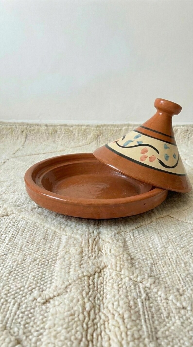 Pot à tajine marocain fait main en céramique | Plat de cuisine et de service à tajine | Cadeau de pendaison de crémaillère pour elle Tajine en terre cuite fait main pour chef image 7