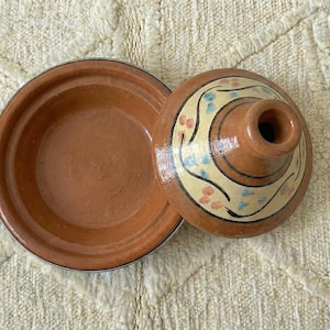 Pot à tajine marocain fait main en céramique | Plat de cuisine et de service à tajine | Cadeau de pendaison de crémaillère pour elle Tajine en terre cuite fait main pour chef image 8