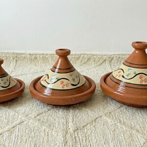 Pot à tajine marocain fait main en céramique | Plat de cuisine et de service à tajine | Cadeau de pendaison de crémaillère pour elle Tajine en terre cuite fait main pour chef image 6