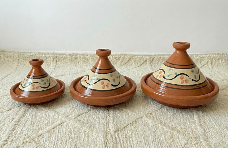 Pot à tajine marocain fait main en céramique | Plat de cuisine et de service à tajine | Cadeau de pendaison de crémaillère pour elle Tajine en terre cuite fait main pour chef image 6