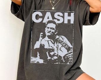 Camiseta Comfort Colors Johnny Cash con el dedo medio