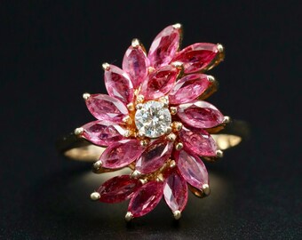 Anillo de oro macizo de 14k con rubíes y diamantes, anillo de cóctel vintage con racimo de diamantes, joyería fina de herencia, cumpleaños de julio • Talla 7-3/4