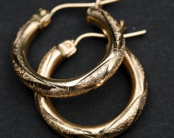 Aros vintage de oro de 14 k • Aros pequeños de oro macizo con corte de diamante • Aros minimalistas clásicos