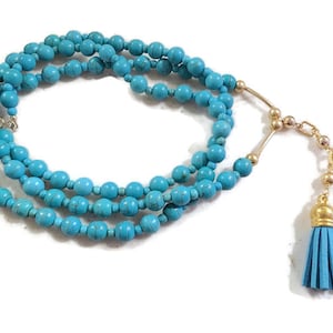 Blauw turkoois ketting - gouden hanger met kwastje - lang - statement - edelsteensieraden - mode - trendy - kralen - handgemaakt cadeau