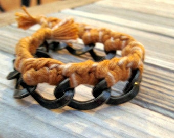 Pulsera de cordón trenzado amarillo mostaza con cadena de latón