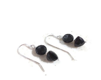 Puede incluir: Un par de pendientes colgantes de plata con cuentas de piedras preciosas negras. Los pendientes tienen un diseño sencillo y son perfectos para el uso diario.