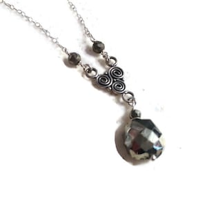 Naszyjnik z pirytu - Fools Gold Jewelry - Biżuteria z kamieni szlachetnych - Łańcuszek ze srebra próby 925 - Wisiorek - Kropla - Mieszane metale