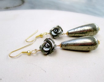 Pendientes de flor de pirita: ganchos chapados en oro, colgantes de piedras preciosas hechos a mano