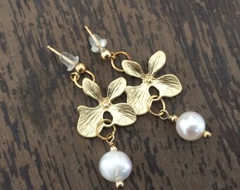 Pearl Earrings - Pearl Jewelry - June Birthstone - Wedding Earrings - Gold Jewellery - Gemstone Jewelry - Flower - Mod - Fashion