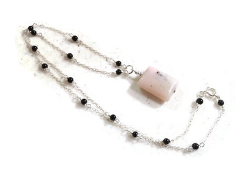 Collar de plata de ley con piedras preciosas rosas y ónix negro (envuelto en alambre)