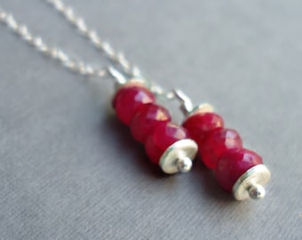 Ruby hangoorbellen - sterlingzilveren ketting, geboortesteen juli