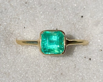 Colombian emerald and solid 18k gold ring