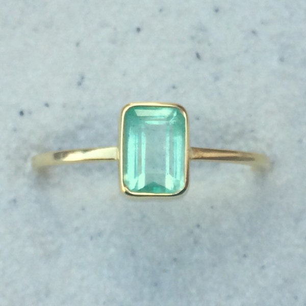 Green Bery Emerald and solid 18k gold ring