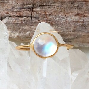 Pietra di luna arcobaleno blu e tinta oro 18k anello