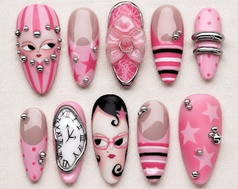 Uñas postizas rosas estilo Y2K, uñas con caras abstractas originales, uñas con tachuelas 3D, uñas con diseño de reloj surrealista, set de uñas hechas a mano.