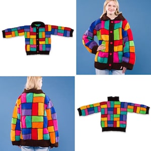 Può includere: Un cardigan colorato in stile patchwork. Il maglione presenta una varietà di colori vivaci, tra cui rosso, blu, verde e giallo, disposti in blocchi rettangolari. Ha un colletto e polsini marroni e si chiude con bottoni sul davanti.