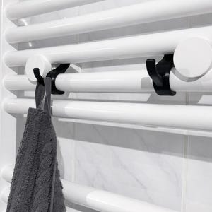 Puede incluir: Toallero blanco con ganchos negros, sosteniendo una toalla gris. El toallero tiene múltiples barras horizontales y está montado en una pared alicatada. Decoración de baño.