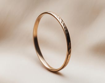 Anel feminino em ouro maciço martelado de 9k, 14k e 18k – Aro abaulado de 1,5 mm – Feito à mão