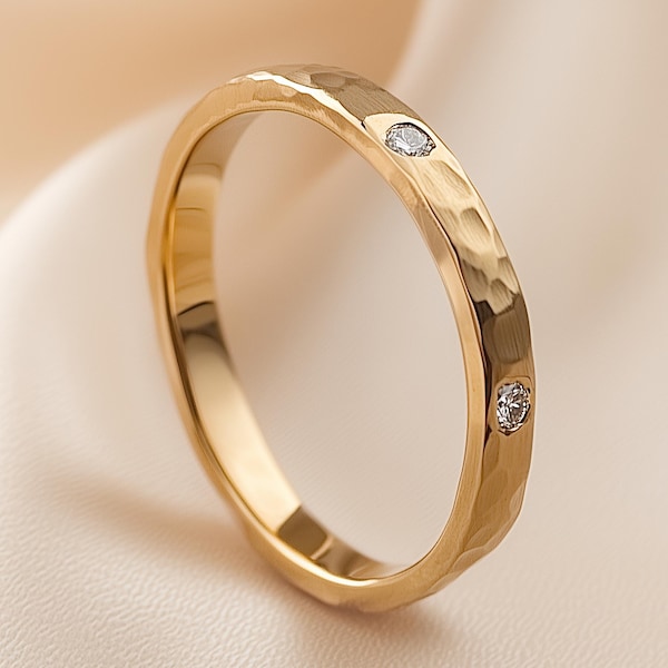 Anillo de bodas de oro macizo de 2,5 mm con diamantes martillados y forma plana, con 6 diamantes de 9, 14 o 18 k. Hecho a mano.