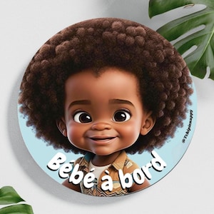 Peut inclure: Rond signe pour bébé avec une illustration de dessin animé d'un enfant souriant à la peau brune et aux cheveux bouclés. Le signe porte l'inscription "Bebe a bord" en blanc sur fond bleu clair.