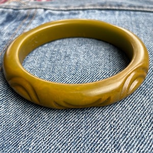 1930s Carved Bakelite Bangle