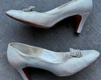 1960s Size 9 silver lamé pumps with removable rhinestone clips