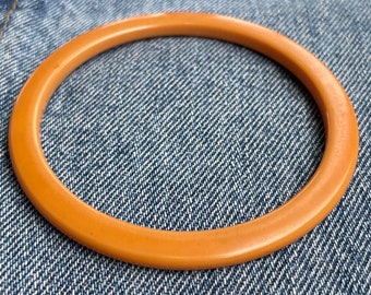 Brazalete de baquelita color mostaza de los años 30
